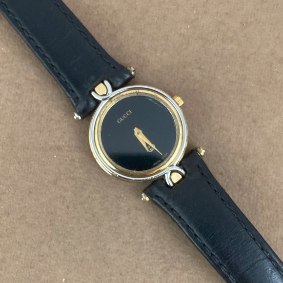 Vintage Gucci 4500L  watch with Black Enamel face Gold sword hands Fancy T Lugs - Picture 3 of 11